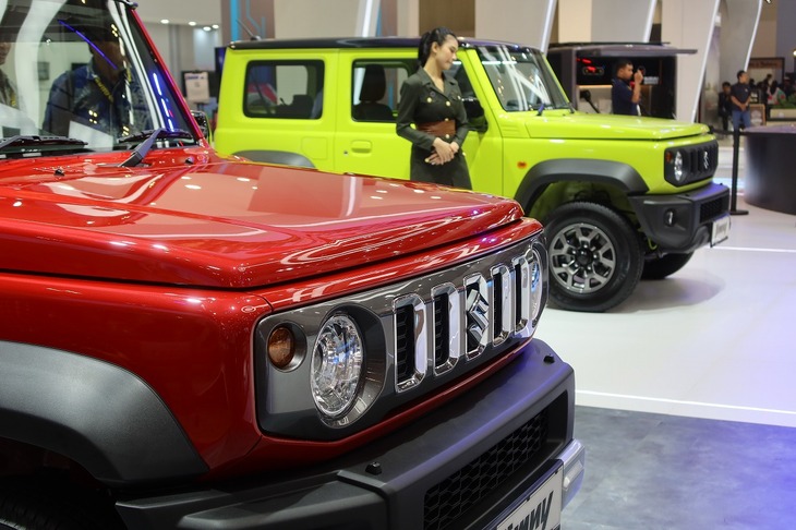 「ジムニー5ドア」のグリルは、3ドア車（写真奥）に装着されているフラットブラックのものとは異なり、ツヤのあるグレーで塗られたうえ、メッキでドレスアップされている。