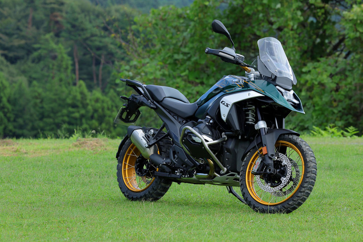 豊富な仕様やカラーバリエーションも「R1300GS」の魅力。写真の仕様は、各所にアルミ削り出しのパーツが用いられた「オプション719“トラムンタナ”」。