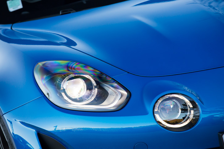 2つに分かれたヘッドランプやフロントボンネットのプレスライン、ラウンド形状のリアウィンドウなど、初代「A110」の特徴はデザインにも受け継がれている。