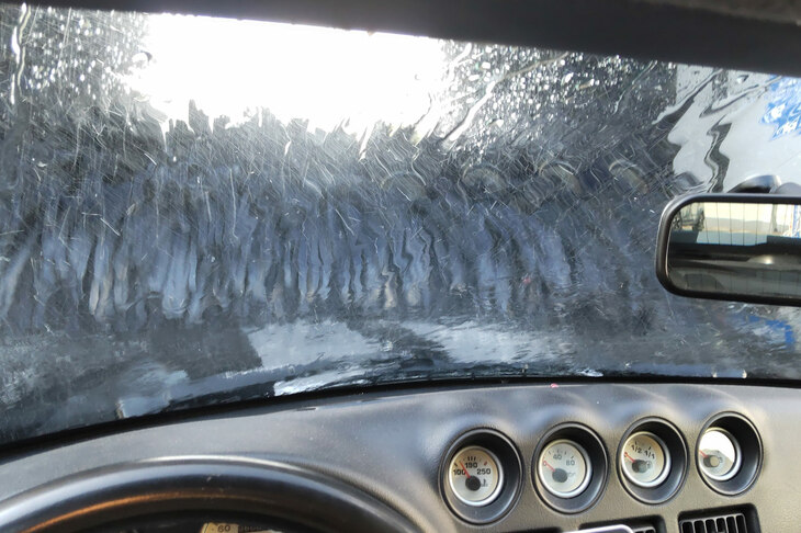 きたないクルマを入庫するのもどうかと思うので、「バイパー」を機械式洗車機に突っ込むことにした。見よ。バイパーのフロントウィンドウに迫りくるブラシの迫力を。