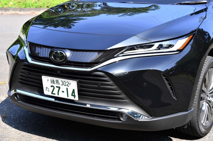 アッパーグリルとヘッドランプがひとつながりになったフロントまわり。「涼しげな表情」で都市型SUVらしい個性を主張する。