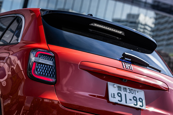 「600e」のリアセクション。エクステリアには1955年に登場した初代「600」や、2022年4月に上陸したBEV「500e」からインスピレーションを得たという意匠がちりばめられている。