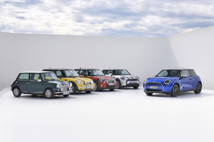 欧州で販売が開始された新型の電気自動車「MINIクーパー」（写真右）と歴代モデル。BMWグループのプレミアムコンパクトブランドであるMINIは、2030年に新車販売を100％電気自動車にすると発表している。