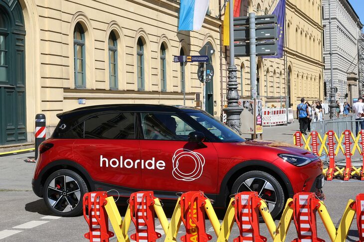 VRゴーグル用のバーチャルコンテンツと車両挙動をリアルタイムで連携させるエンターテインメント「ホロライド」。「スマート#1」を使用した体験試乗車が、街中を走り回る。