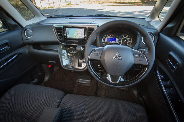 インテリアについては今回の改良で大きな変更はなかった。メーターは、「カスタム」では全車エンジン回転計付きの2眼式となる。