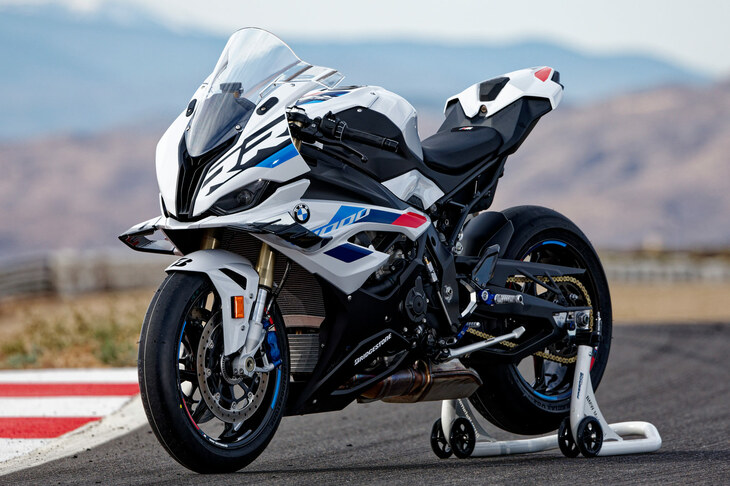 サーキットで試乗したスーパースポーツ「S1000RR」の2023年モデル。パワートレイン、シャシー、空力、電子制御と、全方位的な改良を受けている。