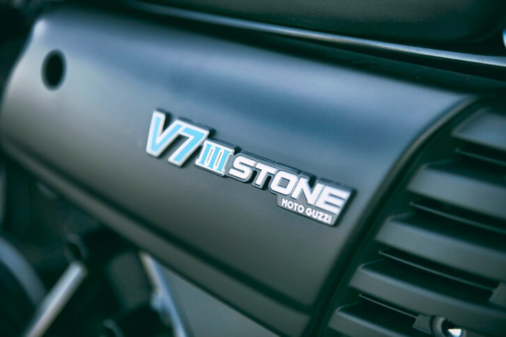 現在の「V7 III」には、今回試乗した「ストーン」の他に、カフェレーサースタイルの「レーサー」や日本未導入の「スペシャル」、50周年記念モデルの「アニベルサリオ」がラインナップされている。