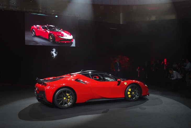 「SF90ストラダーレ」は最高速度340km/h、0-100km/h加速2.5秒、0-200km/h加速6.7秒というパフォーマンスが公表されている。