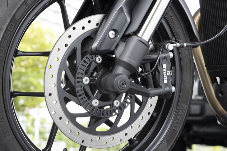 ブレーキは印BYBRE製で、前がφ300mmのディスクと4ピストンラジアルマウントキャリパー、後ろがφ230mmディスクとフローティングキャリパーの組み合わせだ。