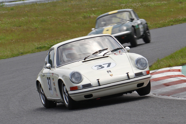 エバーグリーン・カップ決勝における生沢さんの「ポルシェ911T」と関口さんの「ロータス26R」のバトル。生沢さんいわく「そろそろ後輩に花を持たせなきゃと思っていたが、26Rが耐久レースで優勝したので、ダブルウィンまでさせるわけにはいかないと……」とのこと。