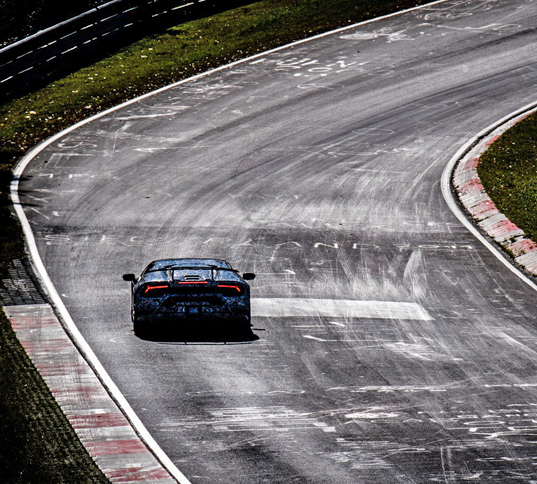 「ウラカン ペルフォルマンテ」の0-100km/h加速タイムは2.9秒で、最高速度は325km/h以上。100km/hからの制動距離は31mと公表される。