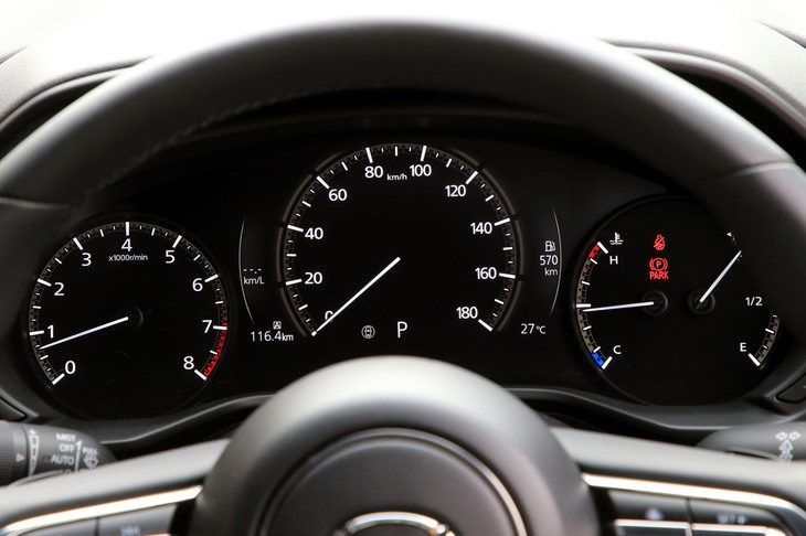 メーターはクラシックな3眼式。中央部の速度計はデジタル液晶となっており、インフォメーションディスプレイの役割も担っている。