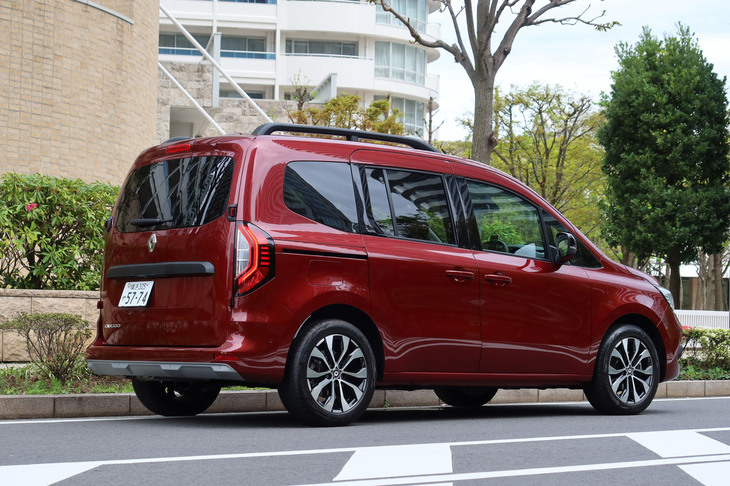 今回の相棒は、台数150台の限定車「カングー ヴァリエテ」。写真のカラーバンパー仕様（427万円）のほか、ブラックバンパー仕様（420万円）もある。