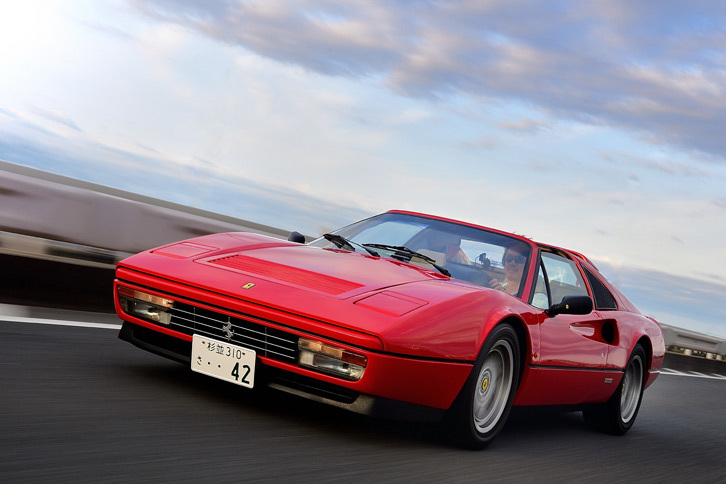 タルガトップを開けてのドライブは最高。（写真＝池之平昌信）