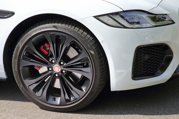 オプションを含め、18～20インチの11種類のホイールを用意。試乗車のタイヤサイズは255/35R20と偏平率の低いものだったが、乗り心地は快適だった。