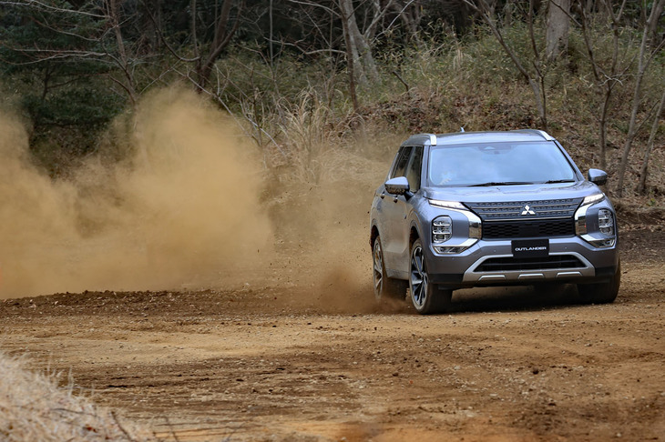 「MUD」は古典的な“直結四駆”を思わせる走行モード。4輪で土をかき上げ、コーナーではリアを滑らせながら豪快な走りを見せる。