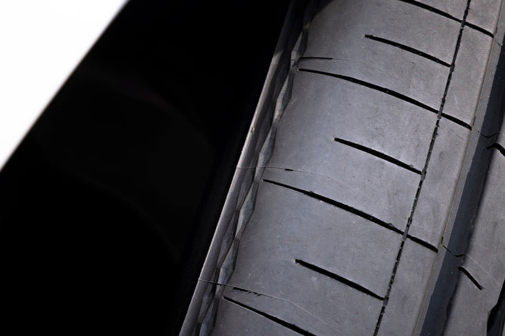 イン側のショルダー部に施された「3Dノイズカットデザイン」。接地面で発生した振動を和らげてサイド部への伝達を軽減し、車内へ伝わる騒音を抑制する。