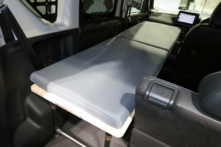 これは車中泊用のシングルベッドキット。室内高のある「デリカミニ」では便利に使えそうなオプションだ。