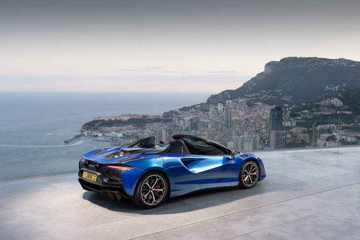 シャシーには「MP4-12C」以来の知見が注ぎ込まれた新世代のMCLAアーキテクチャーを採用している。