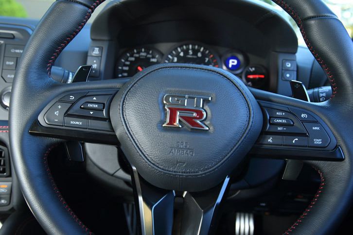 シフトパドルは、ステアリングコラムに装着されるタイプから、ステアリングホイール側に装着されるタイプに変更された。