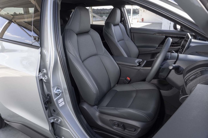 速暖性に優れるふく射ヒーターをトヨタ自動車として初採用したほか、エアコンには乗員の周囲のみを省電力で暖めるモードを設定。空調使用による航続可能距離の低下を抑えている。