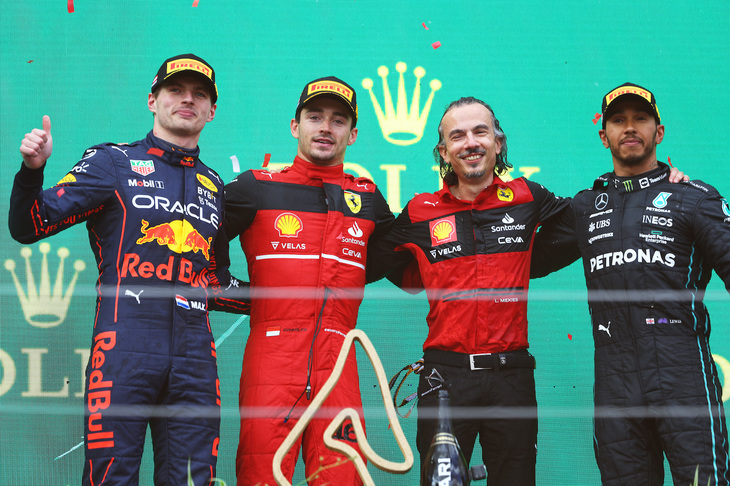 F1第11戦オーストリアGPを制したフェラーリのシャルル・ルクレール（写真左から2番目）、2位に入ったレッドブルのマックス・フェルスタッペン（同左端）、3位でレースを終えたメルセデスのルイス・ハミルトン（同右端）。（Photo=Getty Images / Red Bull Content Pool）