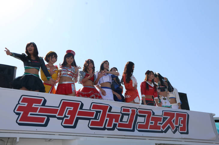 今回のイベントには、なんと20人を超える人気レースクイーンたちが集結。彼女たちは、69台ものレーシングカーやスーパーカーなどが並んだグリッドウオークにも参加するなどして、会場に華を添えた。