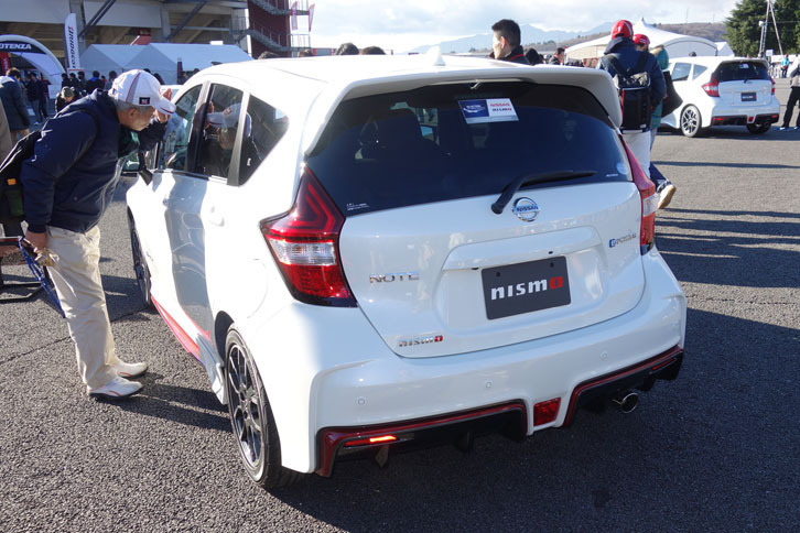「ノートe-POWER NISMO」のバックショット。