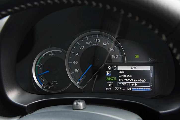 メーターには燃費情報やパワープラントの作動状況などを表示する液晶モニターが装備されている。（写真をクリックすると、各表示画面が見られます）