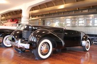 巨大な前輪駆動車である1937年「コード812コンバーチブル」。この年コードはブランドを所有していたオーバーン・オートモビル・カンパニーとともに倒産した。ヘンリー・フォード博物館蔵。