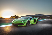 「ランボルギーニ・ミウラ」をベースにわずか1台が生産されるも消失、幻となった「イオタ」。その名を冠した「アヴェンタドール」のニューモデル、「SVJ」のステアリングをポルトガルのエストリルサーキットで握りました。