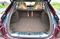 リアハッチの開口部の高さは628mm。フル乗車時の荷室容量は520リッター。