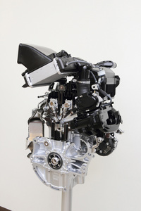 ターボエンジンについては全回転域でのトルクアップを実現。車体の軽量化とも相まって、加速性能の向上に寄与している。