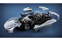 カーボンシャシーのおかげで、ボディーパネルなしの状態でも走行可能である。それゆえバルケッタからクーペまでユーザーが好みで選べ、脱着も可能というアイデアも実現した。