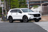 ドライブトレインはリアにプロペラシャフトで動力を伝達する機械式4WD。先代モデルは前後トルク配分が60：40の固定式だったのに対し、新型では50：50～60：40の可変式に変わった。