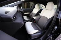 「W×B」に用意されるホワイト／ブラックのツートンシート。ステアリングヒーターや前席ヒートシーターとのセットオプションで用意され、選択するとドアアームレストやセンターコンソールのフタもホワイトとなる。
