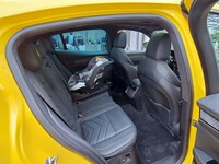 「グレカーレ」は、後席のニールームの広さも長所のひとつ。写真の展示車にチャイルドシートが装着されているように、30代の子育てファミリーも重要なターゲットとされている。