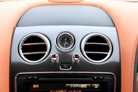 カーボンファイバー製のセンターパネルには、ブライトリング社製のアナログ時計が装着される。