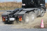 デフロックの数は3つで、2軸と3軸の間に1つ（サードデフロック）、2軸のデファレンシャルと3軸のデファレンシャルに1つずつ装備される。