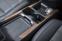 “アメリカ感”を強く漂わせる巨大なセンターコンソールボックス。トレーには大きめのスマートフォンでも余裕で入るだろう。