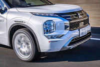 自動車専用道路で、255/45R20サイズの「アドバンV61」タイヤを装着したPHEV「三菱アウトランダー」をドライブ。直進安定性の高さと、路面のつなぎ目を乗り越えた際のショックの小ささが印象的だった。