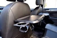 前席の裏面に備わる後席用のシートバックテーブルは全グレードに標準装備。