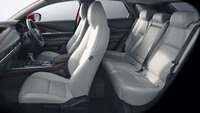 前後シート間の距離は、「CX-3」比で26mm長く取られている。