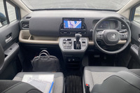 水平基調でクリーンな視界確保を重視したという新型「フリード」のインストゥルメントパネルデザイン。ダッシュボード上部に横長のメーターを配置していた従来型に対して、新型ではステアリングホイールの奥に7インチの液晶ディスプレイが組み込まれている。