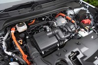 ハイブリッドの基本構造は「フィット」と同じながら、ボディーの大型化に合わせて1.5リッターエンジンの最高出力が98PSから106PSへと、駆動用モーターの最高出力が109PSから131PSへとそれぞれ強化（いずれもトルクは同じ）。リチウムイオンバッテリーの容量も48セルから60セルへと増やされている。