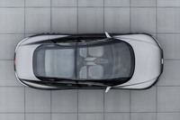 ガラス面が広くルーフも透明なため、キャビンは開放感にあふれる。