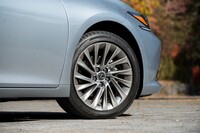 試乗車は最上級グレードの“バージョンL”。ノイズリダクション機能を備えたハイパークロムメタリック塗装の専用ホイールを装備する。