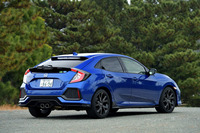 リアバンパーの両端に配置されたエアダクト（ただしダミー）と、センターデュアルエキゾーストがスポーティーな雰囲気を演出する。