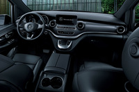 カーボン調インテリアトリムやデジタルルームミラーなどが採用されたコックピット。