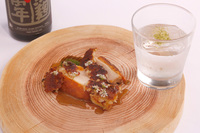 黒岩土鶏のグリルと黒麹 旭萬年の“ROCK湯”。少し舌がしびれる感覚とスパイシーな爽やかさのある山椒（さんしょう）入り焼酎はクセになる味わい。